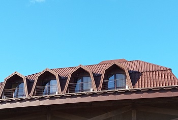 фрагмент крыши из металлической черепицы